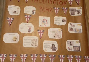Plakat prezentujący ciekawostki o Misiu Paddingtonie w języku angielskim.